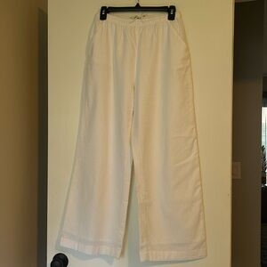 Abercrombie and Fitch. White pull on pant. Size Small Short.